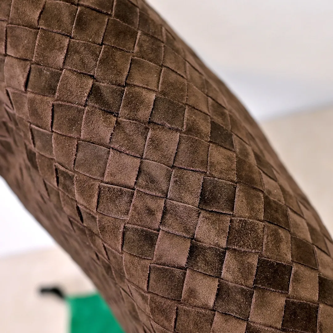 Batch 2160 #Bv Yangjin large size HOP cowhide, the bag body and handles are made of a whole piece of woven leather. The bag body is soft and lazy. Hop symbolizes the praise of innovation and eternal craftsmanship [love]. The pyramid silhouette combines practicality and fashion. Modern and casual, the bag mouth is double-sided closed design, more convenient and safe! Made of soft cowhide and full of texture, this is a must-have for fashionable ladies who like minimalism, comfort and casualness! Model: 3970 Dimensions: 54x24x13